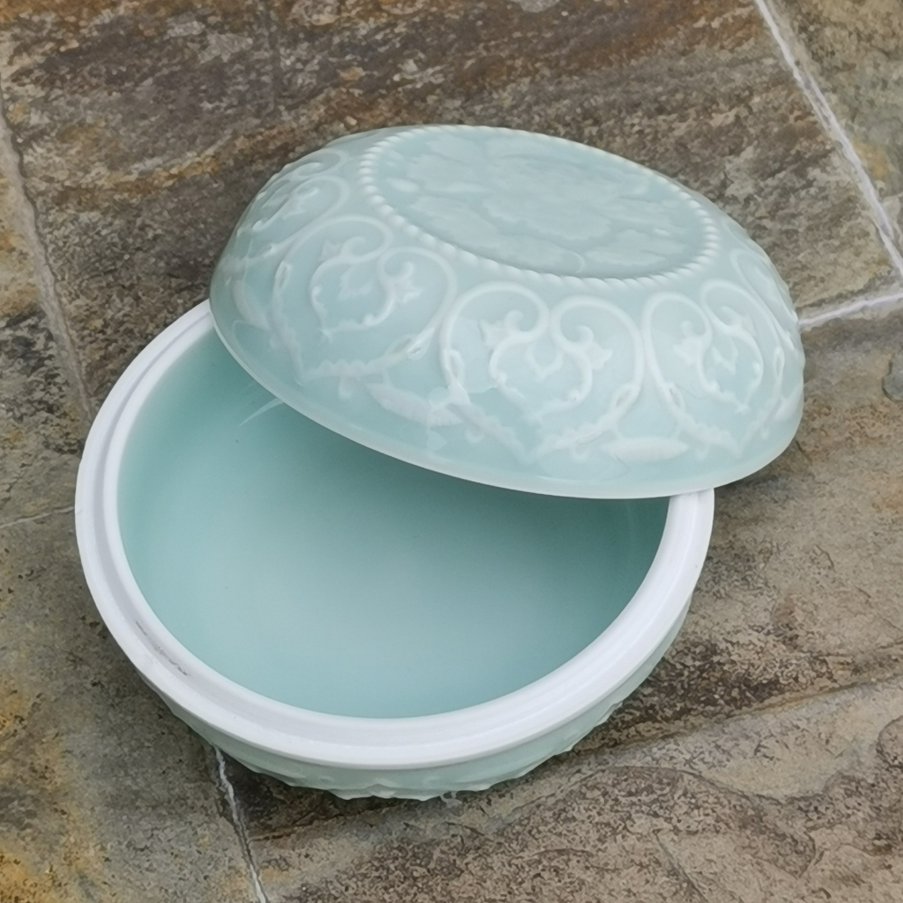 Chinese Celadon Porcelain PEONY Round Trinket Box - Picture 3 of 7